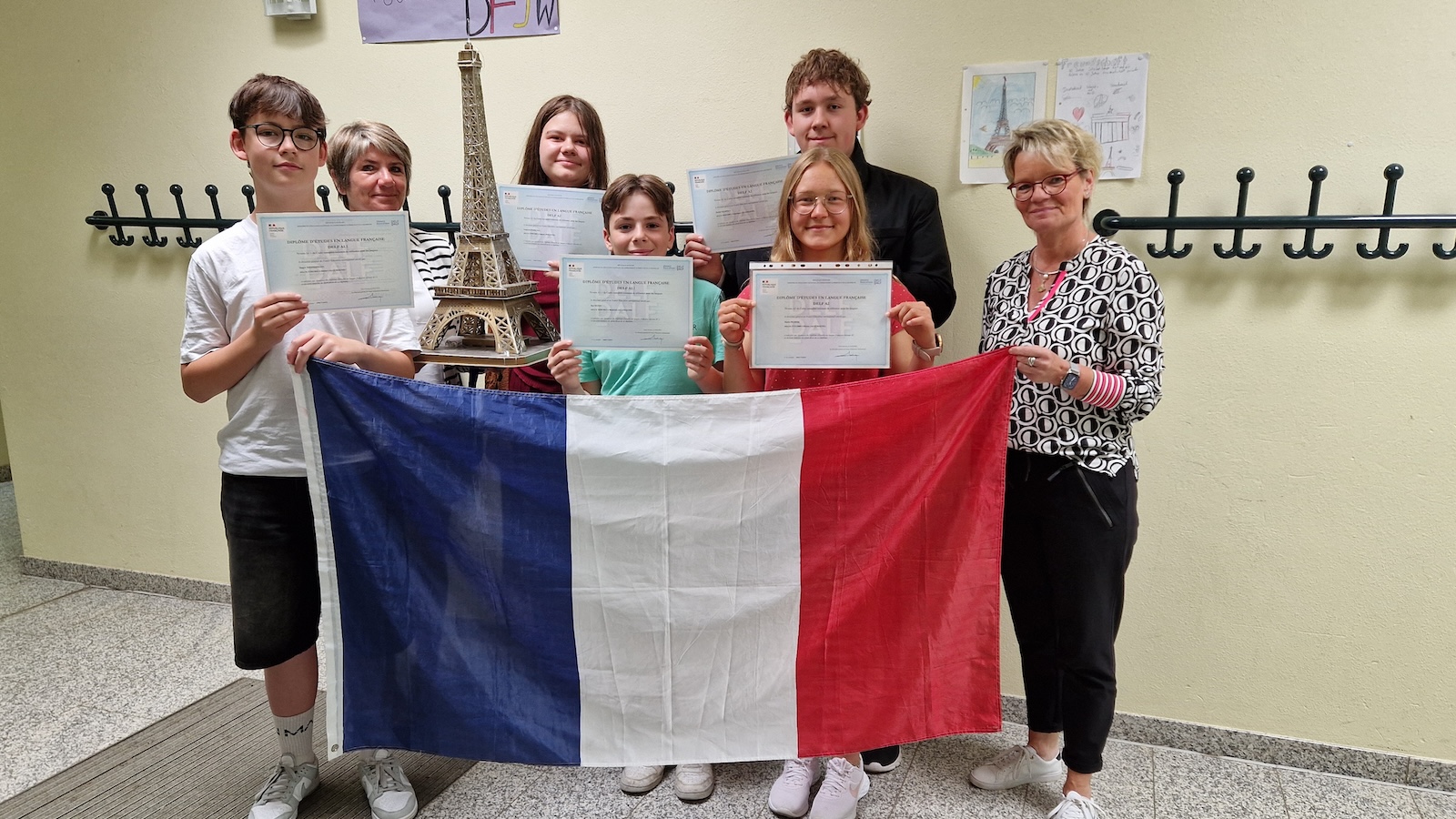 Fit für Frankreich – Fünf RealschülerInnen erhalten DELF-Zertifikate