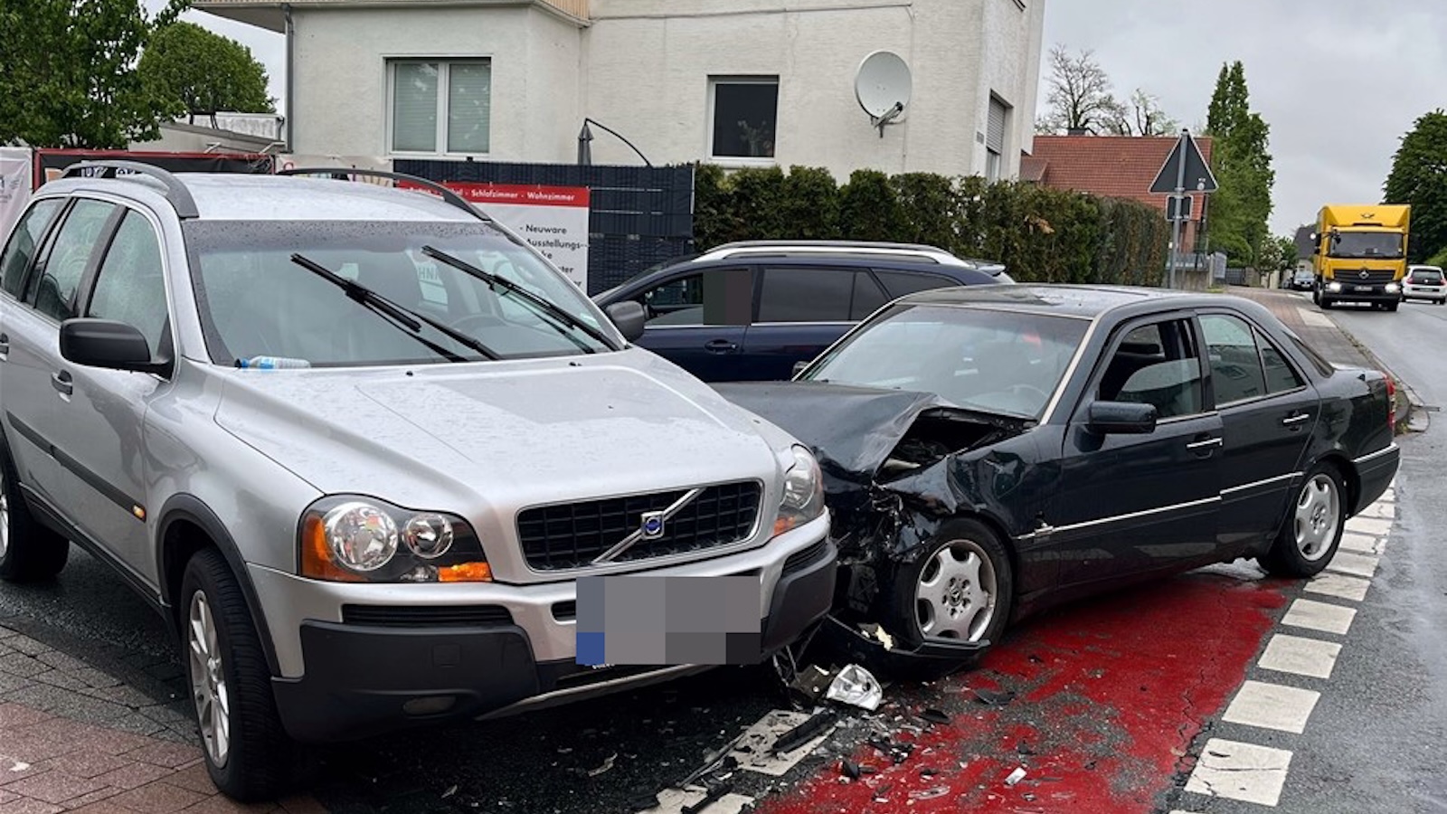 Abbiegevorgang endet mit drei beschädigten Fahrzeugen