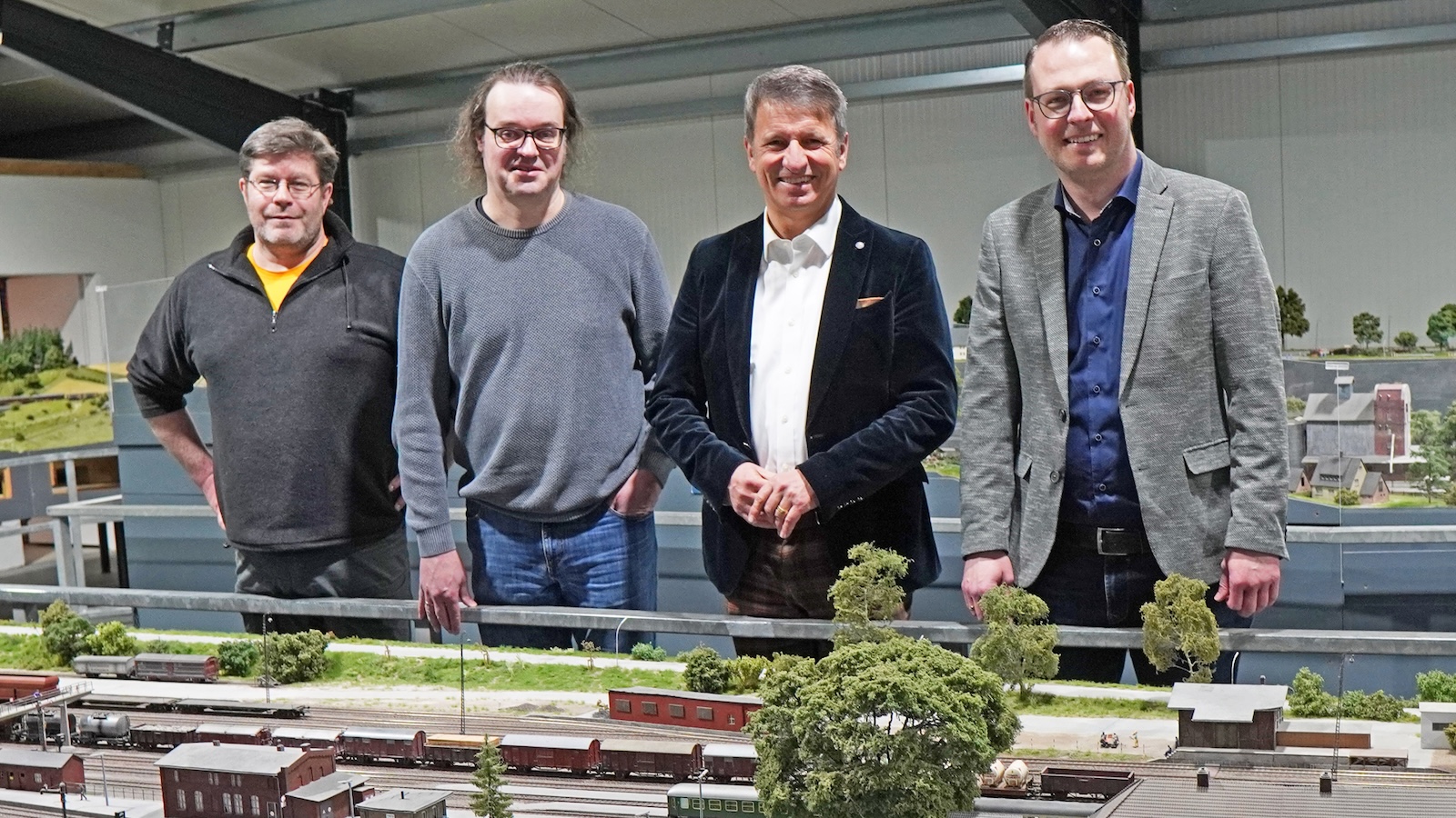 Landrat und Brakels Bürgermeister setzen sich für die Unterstützung der Modellbundesbahn ein